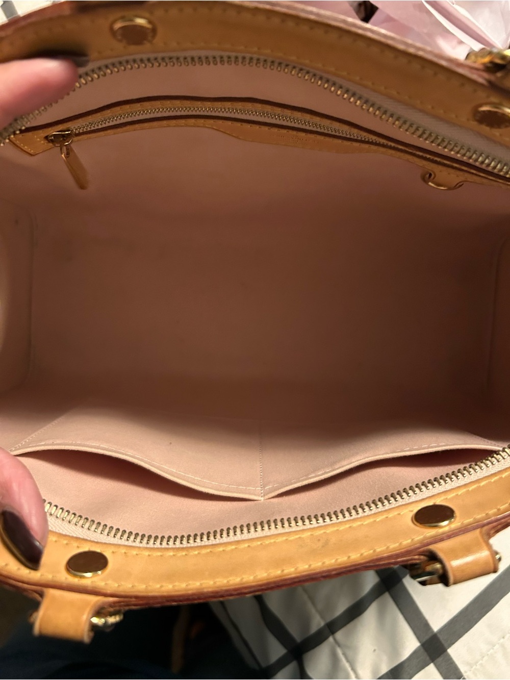 Louis Vuitton Deep Black Brea MM Vernis - Picture 8 of 13